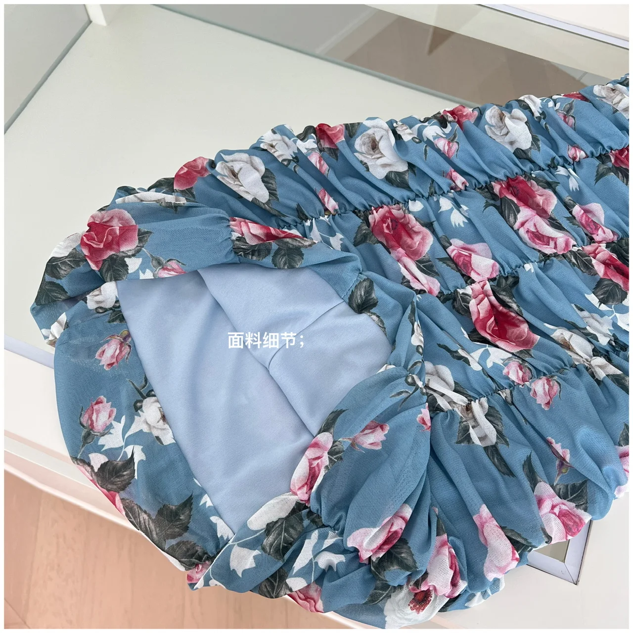 Francês novo 2025 azul floral sem mangas magro deslizamento vestido curto verão feminino elegante sexy clube sem costas plissado mini vestido boêmio