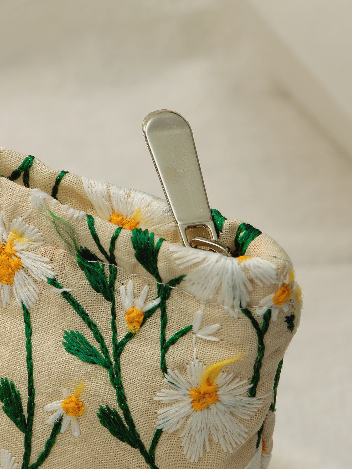 New Arrival Embroidery Aaisies Flower Makeup Bag Women\'s Art Simple Portable Large Capacity Storage Case