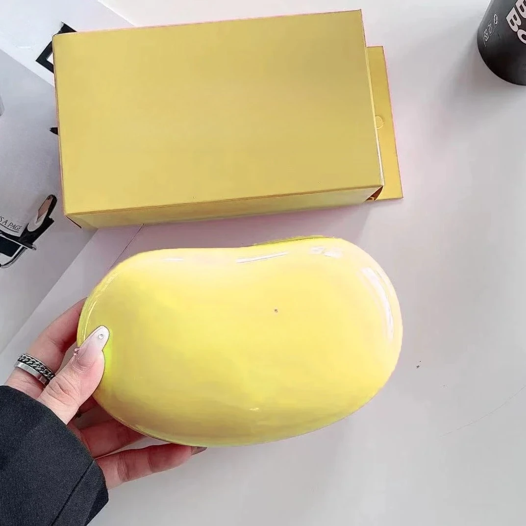 Nowa nawilżająca pomadka, pomadka kolorowa, pomadka nawilżająca, kosmetyki do pielęgnacji ust, krem do twarzy, kosmetyczka