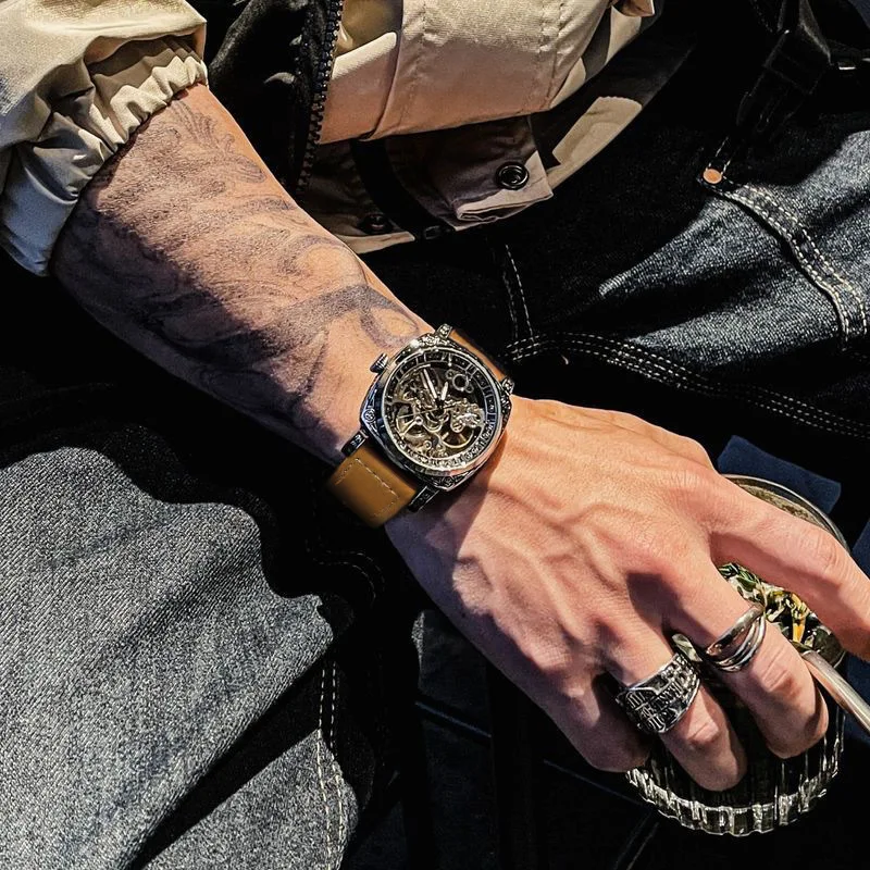 ساعة يد ميكانيكية أوتوماتيكية للرجال منحوتة من العلامة التجارية الأصلية بتصميم مجوف ساعة يد رجالي عصرية فاخرة مع حركة أوتوماتيكية بالكامل