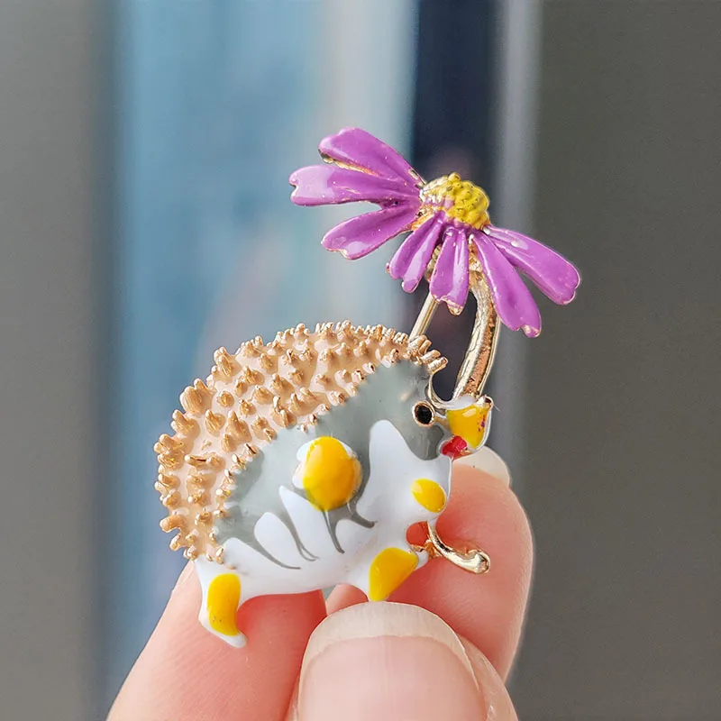 Creatieve Schattige Email Egel Hold Daisy Bloem Broches Voor Vrouwen Kleurrijke Dieren Broche Kleding Rugzak Pinnen Sieraden Geschenken