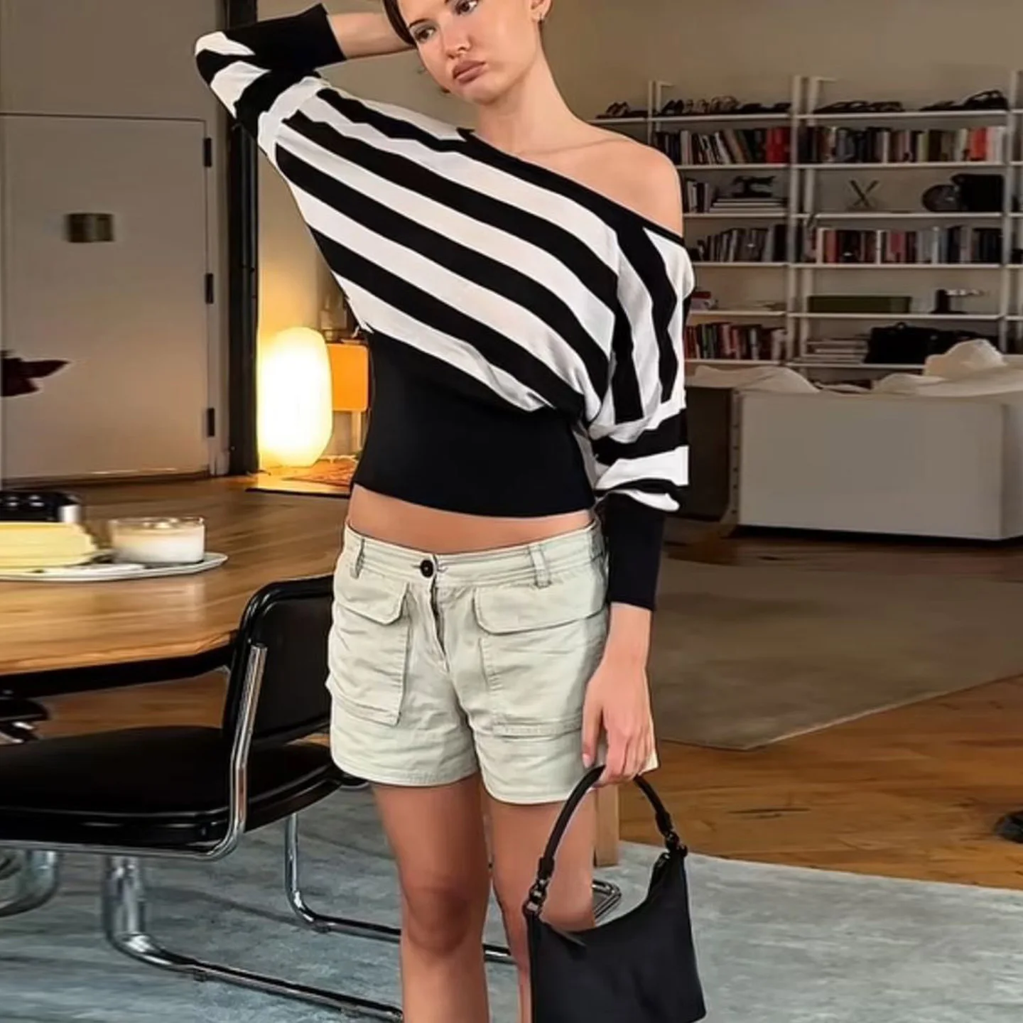 

Autumn and winter new black white striped personalized round neck loose bat sleeves spicy girl casual T-shirt