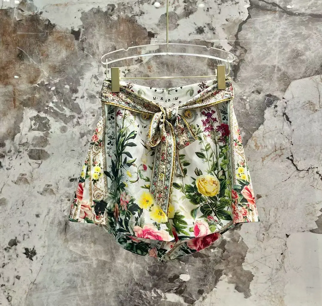 

Женские шелковые шорты с цветочным принтом и поясом с бисером