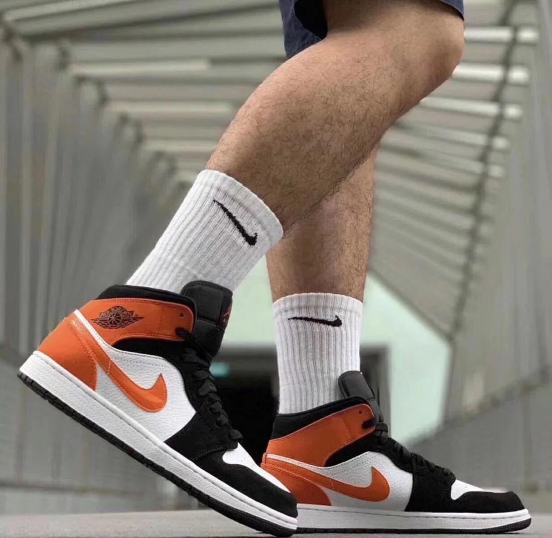 Jordan Air Jordan 1 Mid Se أحذية رياضية مريحة متوسطة القمة ريترو كريكيت للرجال والنساء أنماط أبيض برتقالي وأسود Colorway