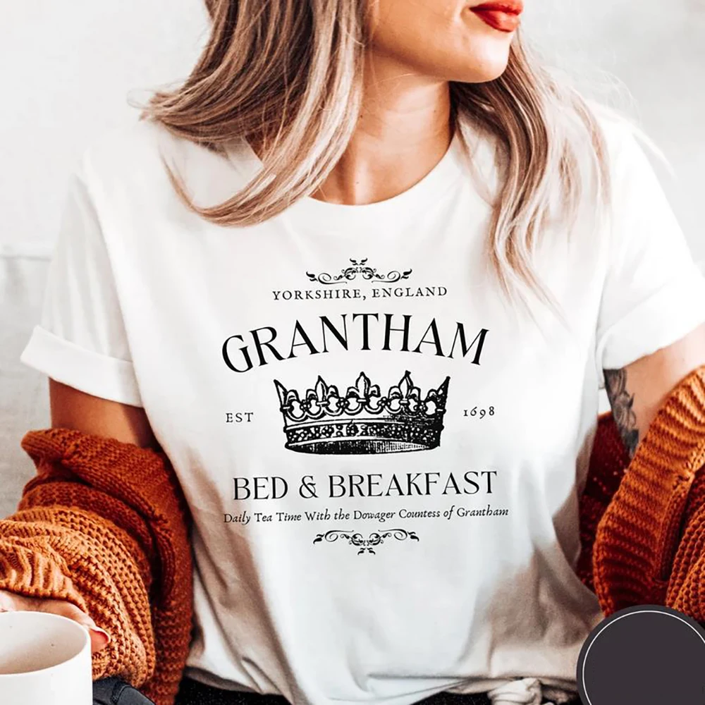 تي شيرت Grantham للسرير والإفطار Spill The Tea Downton Abbey TV Show تي شيرت بنفسجي كراولي ماجي سميث تي شيرت بأكمام قصيرة