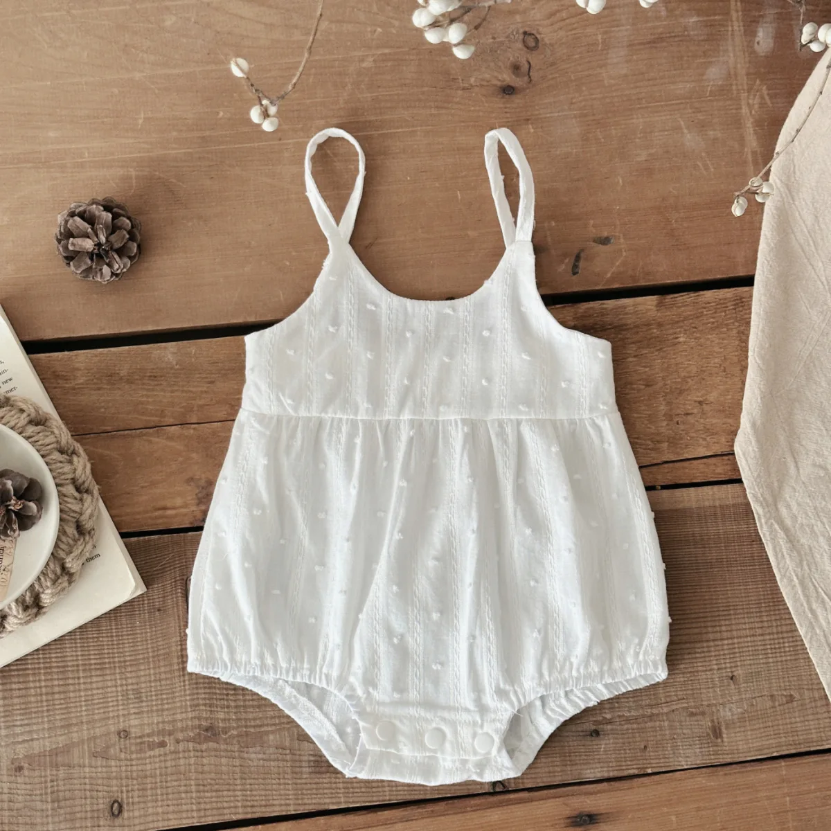 

2025 Summer New Baby Girl Clothes Sweet And Cute White Strap bodysuit Infants Young Children Baby Suspenders Romper Jumpsuit