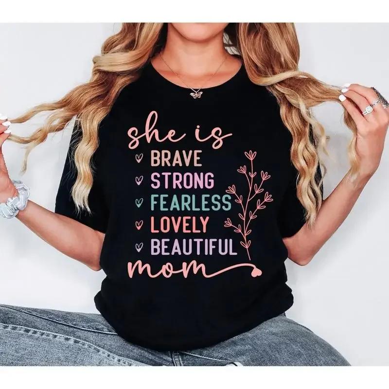 T-shirt « Elle est courageuse, forte, aimante » tendance pour la vie de maman, mignon pour la fête des mères