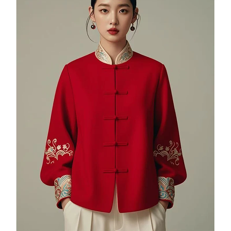 معطف أحمر على الطراز الصيني للنساء بأكمام طويلة وسترة خريف أنيقة عتيقة مطبوعة بزر ضفدع لعيد الميلاد والعام الجديد قمة الموضة
