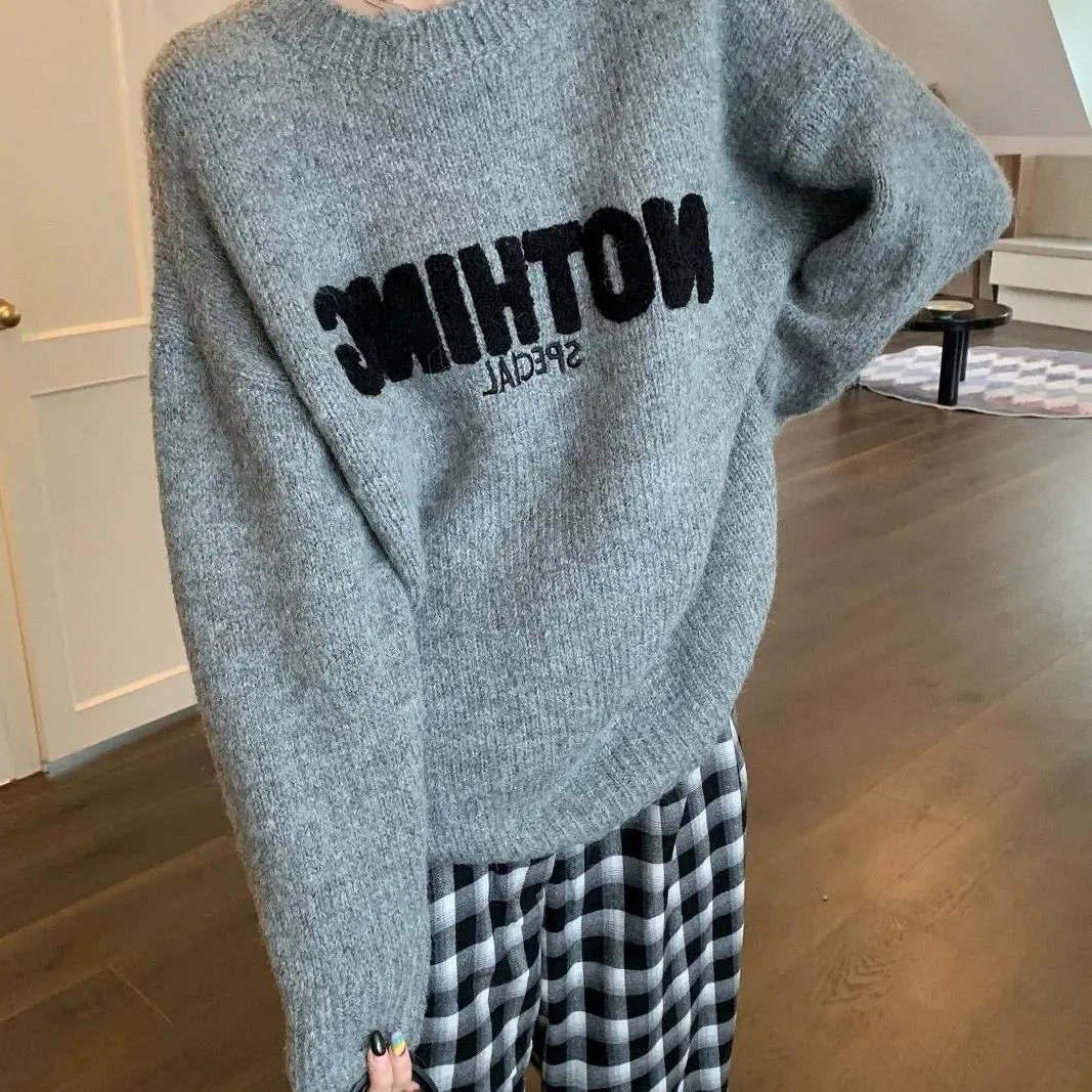 بلوفر نسائي كوري برقبة دائرية على الطراز الكسول لخريف 2025 سترة نسائية فضفاضة بتصميم حروف مطرزة