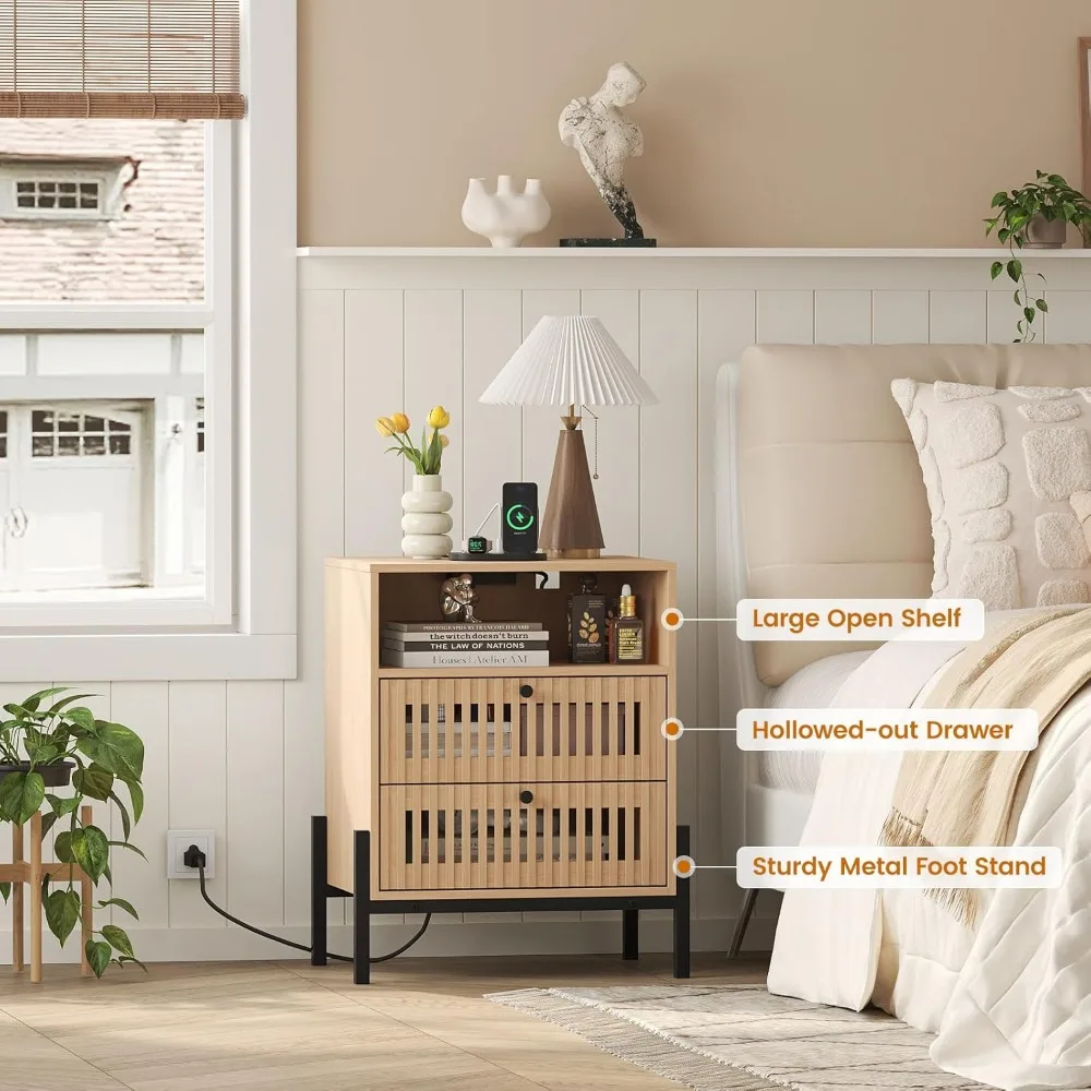 USB 포트와 콘센트가 있는 엔드 테이블 산업 스타일 나이트스탠드, 개방형 선반 1개와 속이 빈 서랍 2개가 있는 침대 옆 테이블