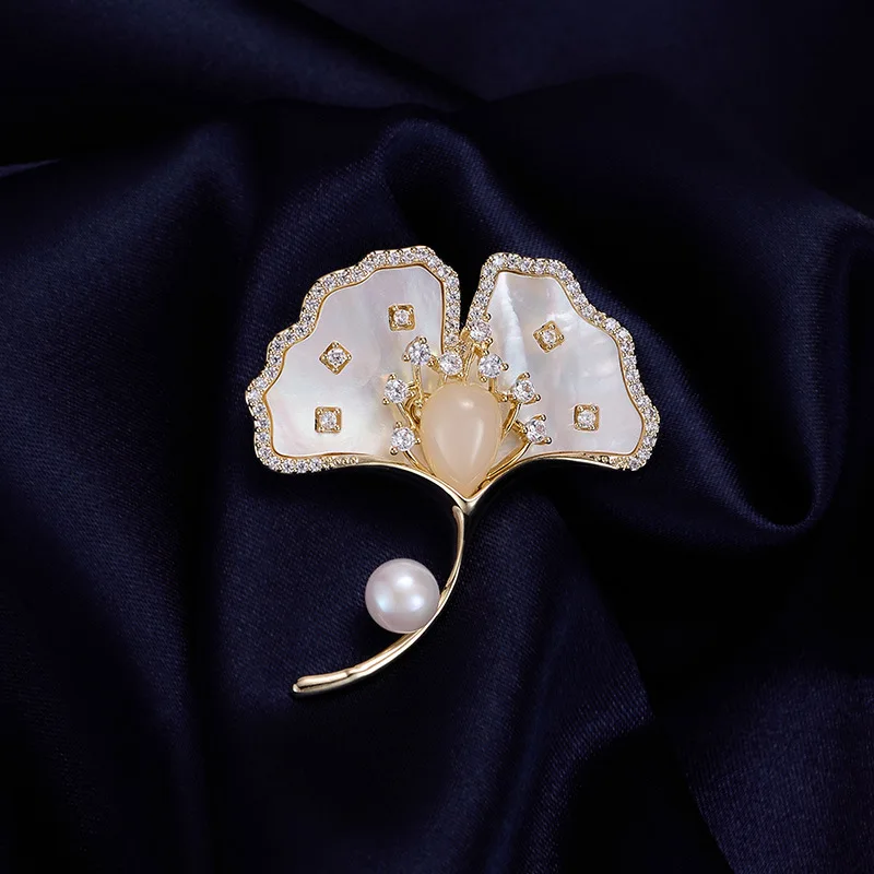 

Niche Design Natural Shell Ginkgo Leaf Brooch for Women Elegant Freshwater Pearl Brooch Accessory with a Sense of Sophistication