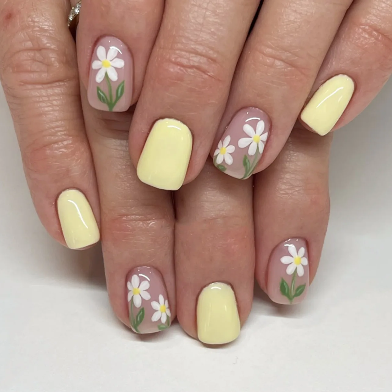 

24PCS Short Square Press on Nails Fake Nails Summer Ins Style Small Fresh Daisy Flowers Design False Nails Wearable Nail Art