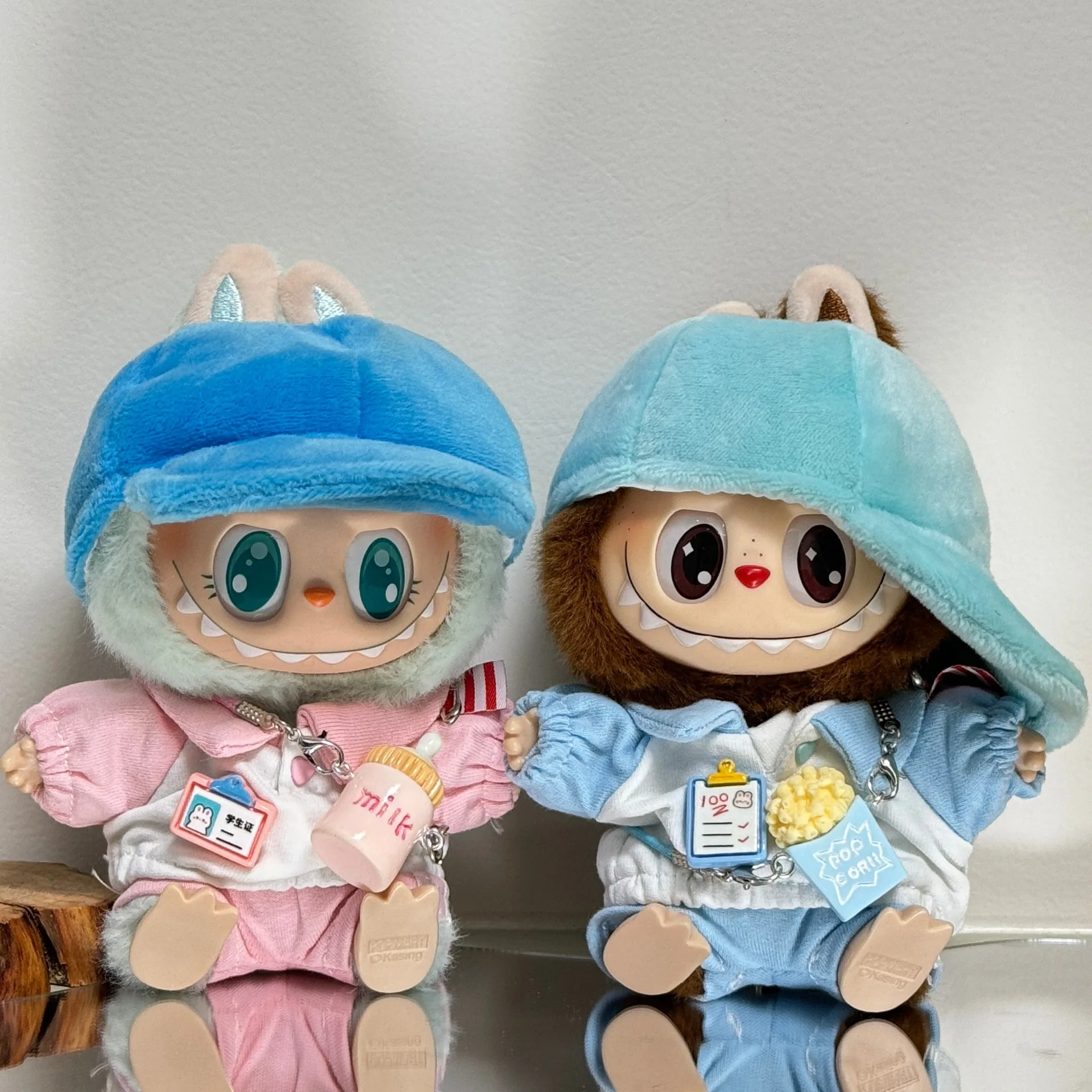 น่ารัก Mini Labubu น่ารักนักเรียนชุด 17 ซม. I II III ตุ๊กตานั่งเบสบอลหมวกขวดนมชุด