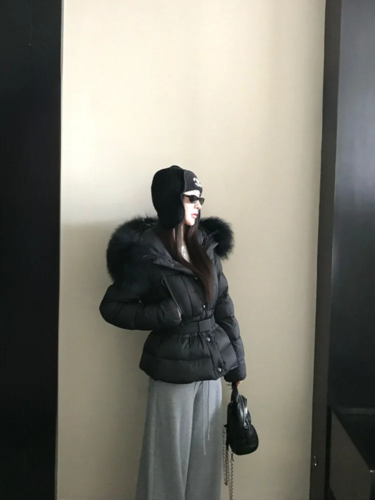 

Женская куртка Skk Store Mengling Puffy 90 White Du с пуховым наполнителем, шерстяным воротником и эффектом объемности, с регулируемой талией