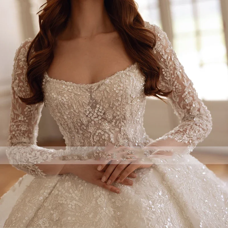 Maßgeschneidertes romantisches Ballkleid-Brautkleid mit U-Ausschnitt und langen Ärmeln, Applikationen, Stickerei, Hofschleppe, Vintage-Brautkleid