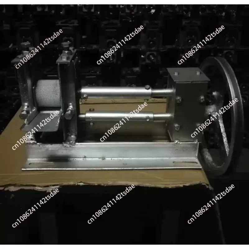 Electric strip head, bamboo laminating machine, bamboo machinery