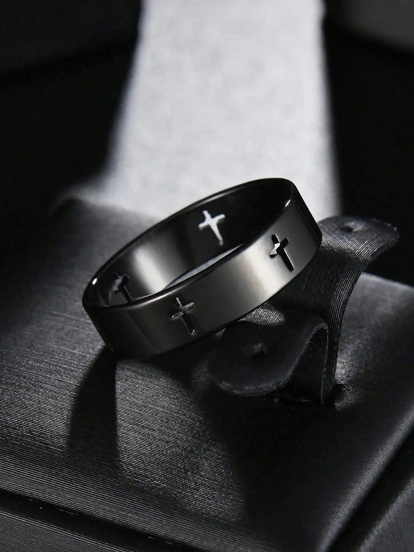 1 anillo cruzado de acero inoxidable negro para hombre, se recomienda pedir un tamaño más grande