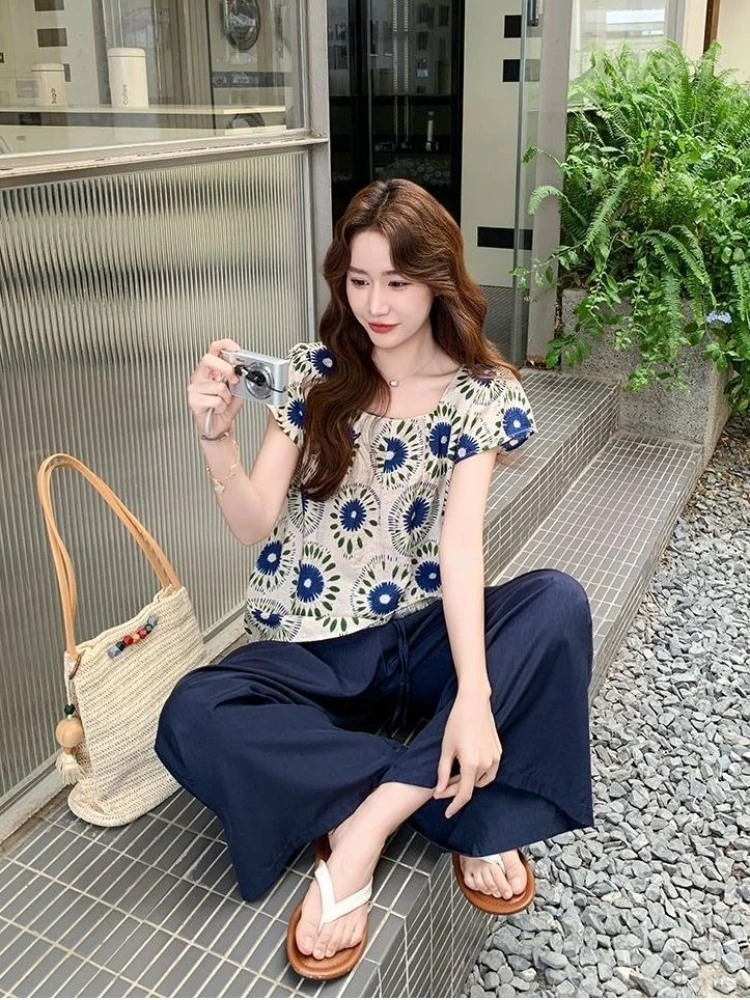 

Женский летний тонкий домашний костюм в расслабленном стиле с винтажным принтом, топ с квадратным вырезом и короткими рукавами, широкие брюки, комплект из двух предметов