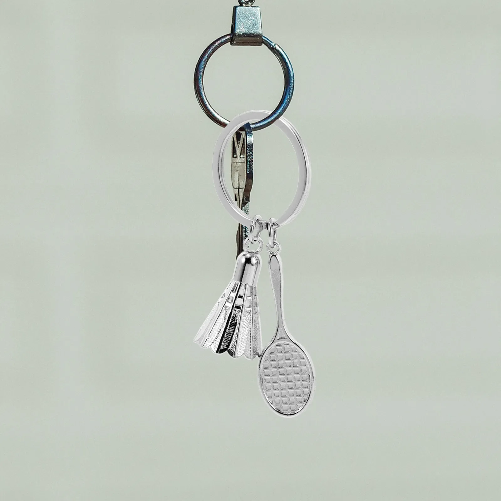 

Набор из 2 брелоков-воланчиков: детализированный кулон в виде ракетки для бадминтона, универсальный аксессуар для сумки, сувенир для турнира, подарок на день рождения для игрока