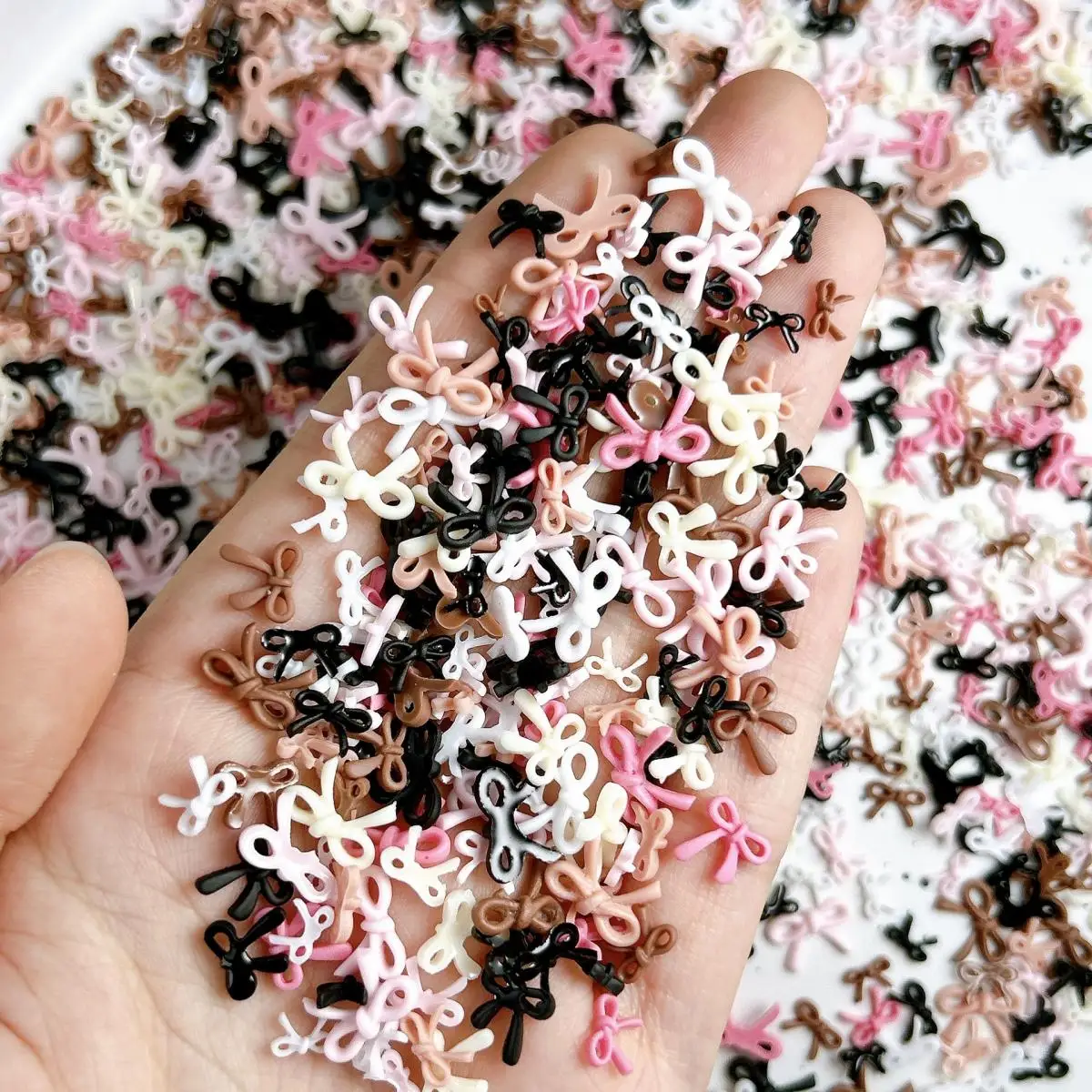 100 قطعة ثلاثية الأبعاد الراتنج 7-Color البسيطة جوفاء القوس مسمار السحر ماتي متعدد الحجم الشريط القوس مسمار الفن اكسسوارات الديكور DIY بها بنفسك الحرف اليدوية