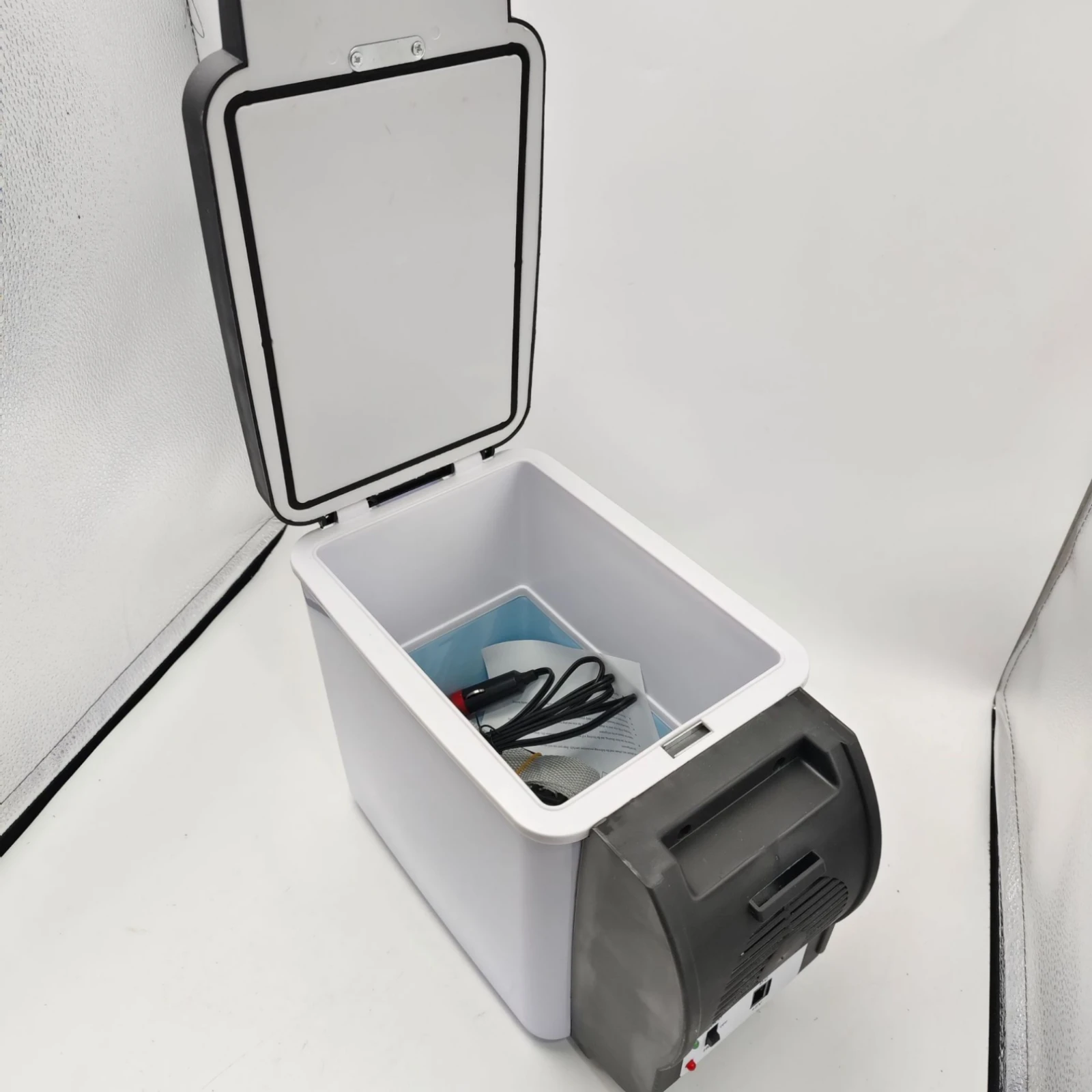 geladeira-termoeletrica-portatil-para-carro-fria-e-quente-cooler-eletrico-12-volts-suporte-para-copos-refrigerador-compacto