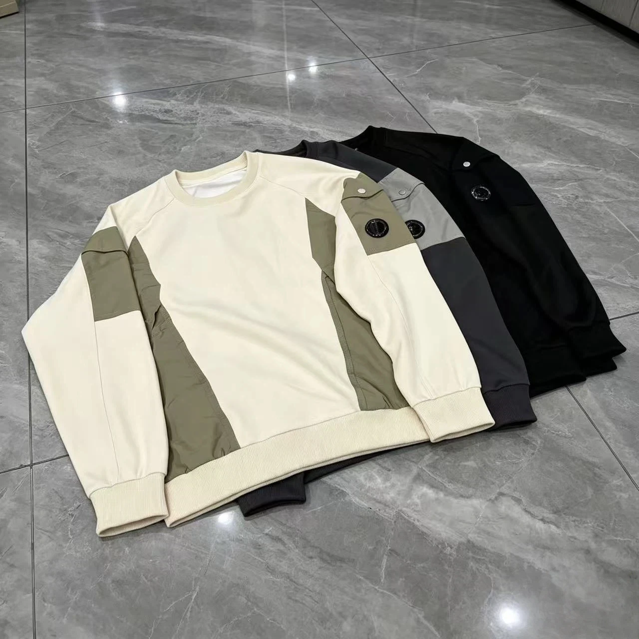 Men's contrasting color spliced sweatshirt, sports and casual large pocket long sleeved sweatshirt, round neck pullover top