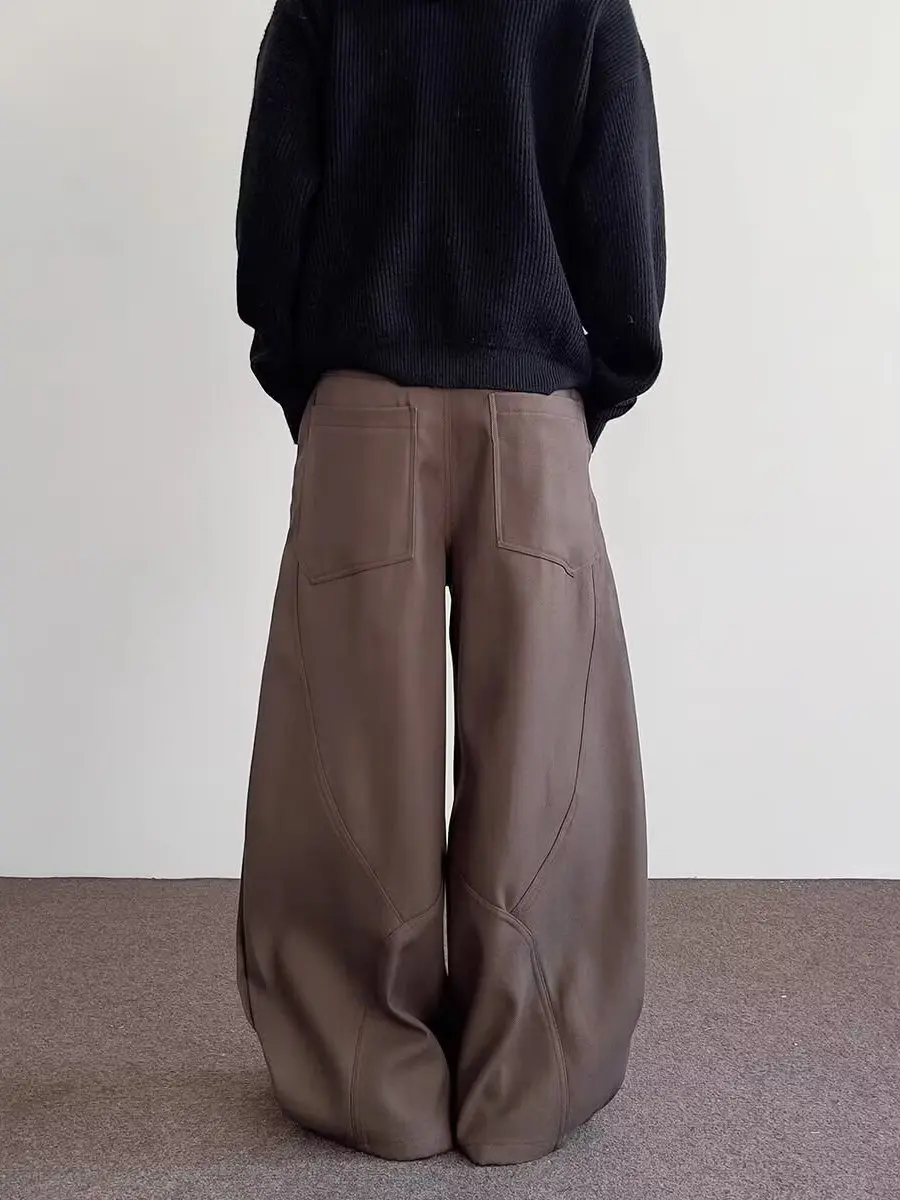 Amerykańskie spodnie męskie z naszywkami, nitami i nożem, luźne spodnie z szerokimi nogawkami, spodnie typu dad, spodnie latarnie, styl casual, młodzieżowy styl.