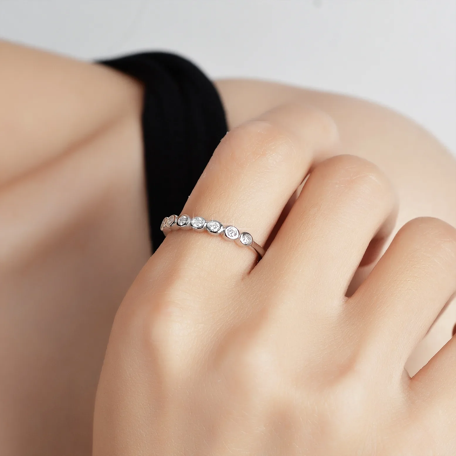 18K Gold Moissanite PT950 Platinum Women's Flashing Diamond Ins Diamond Ring Shaking Straight Row Seven-star Row Luxury Setting