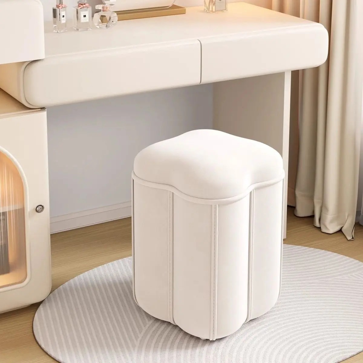 للمكياج البراز المنزلية الفتيات غرفة نوم كرسي خلع الملابس الأوروبي الخفيفة الفاخرة تخزين مسمار الفن أربع أوراق البرسيم البراز
