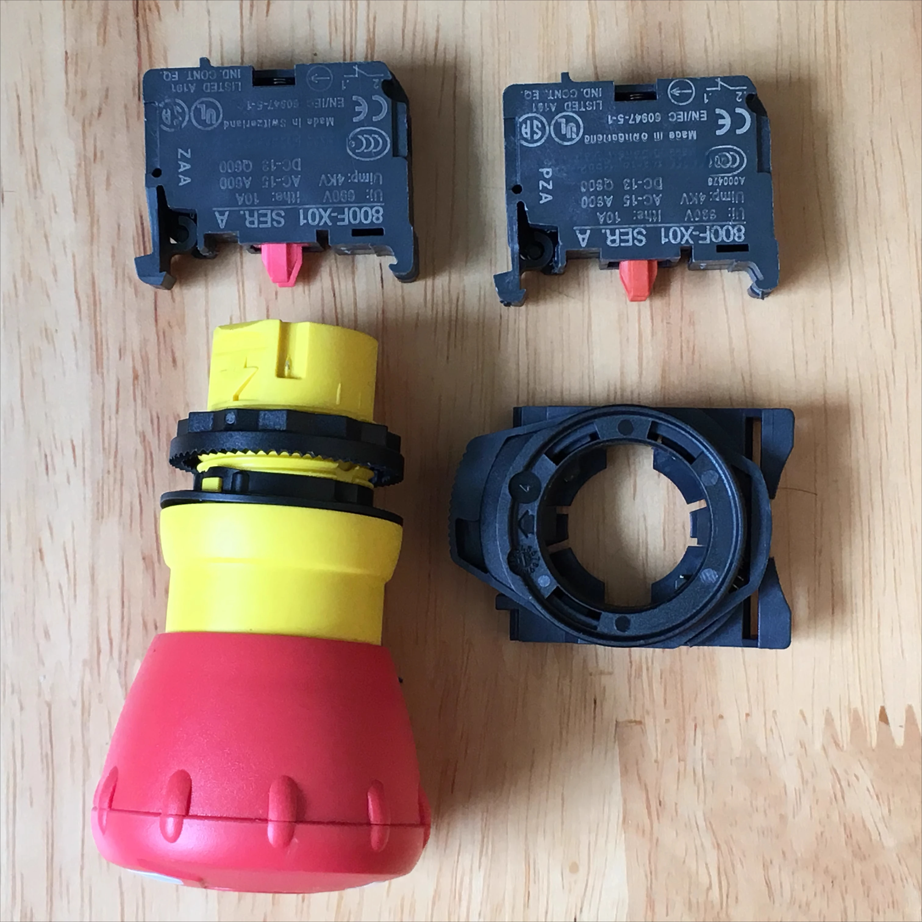 

Emergency stop button switch 800FP-MT44PX02