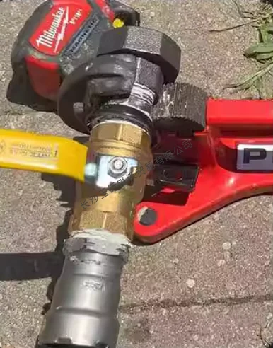 Tragbare multifunktionale Rohrzange mit Selbstsicherung