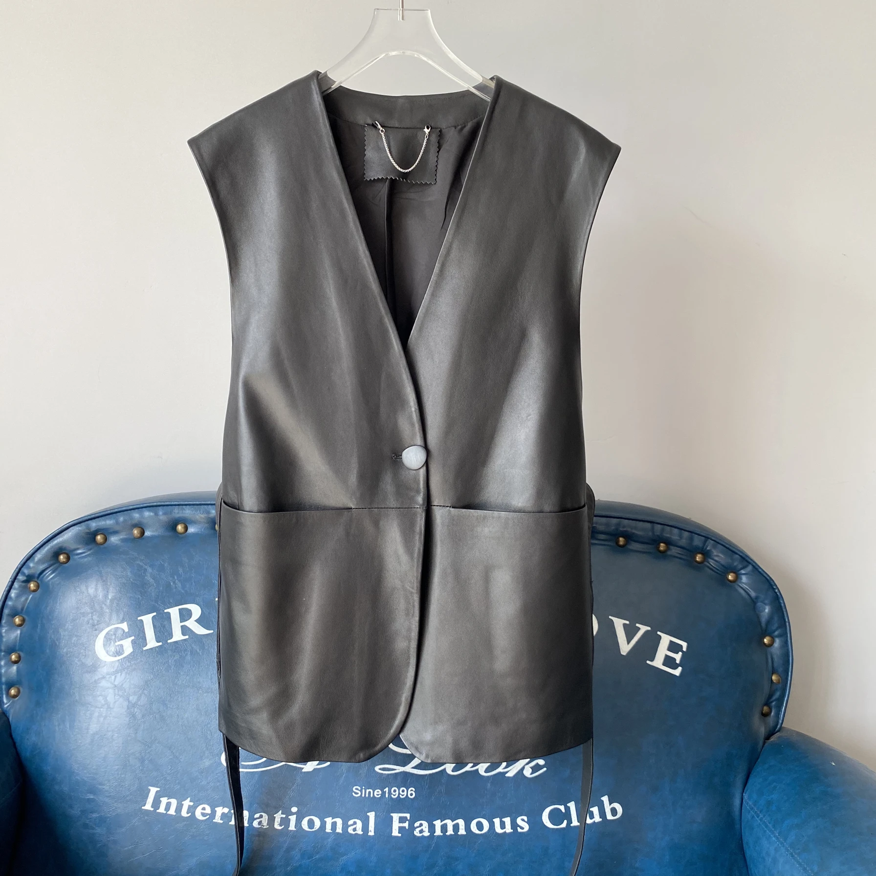 

Новая весенняя женская кожаная жилетка из натуральной кожи, на одной пуговице, повседневная, с V-образным вырезом, модная, для отдыха, с наплечниками