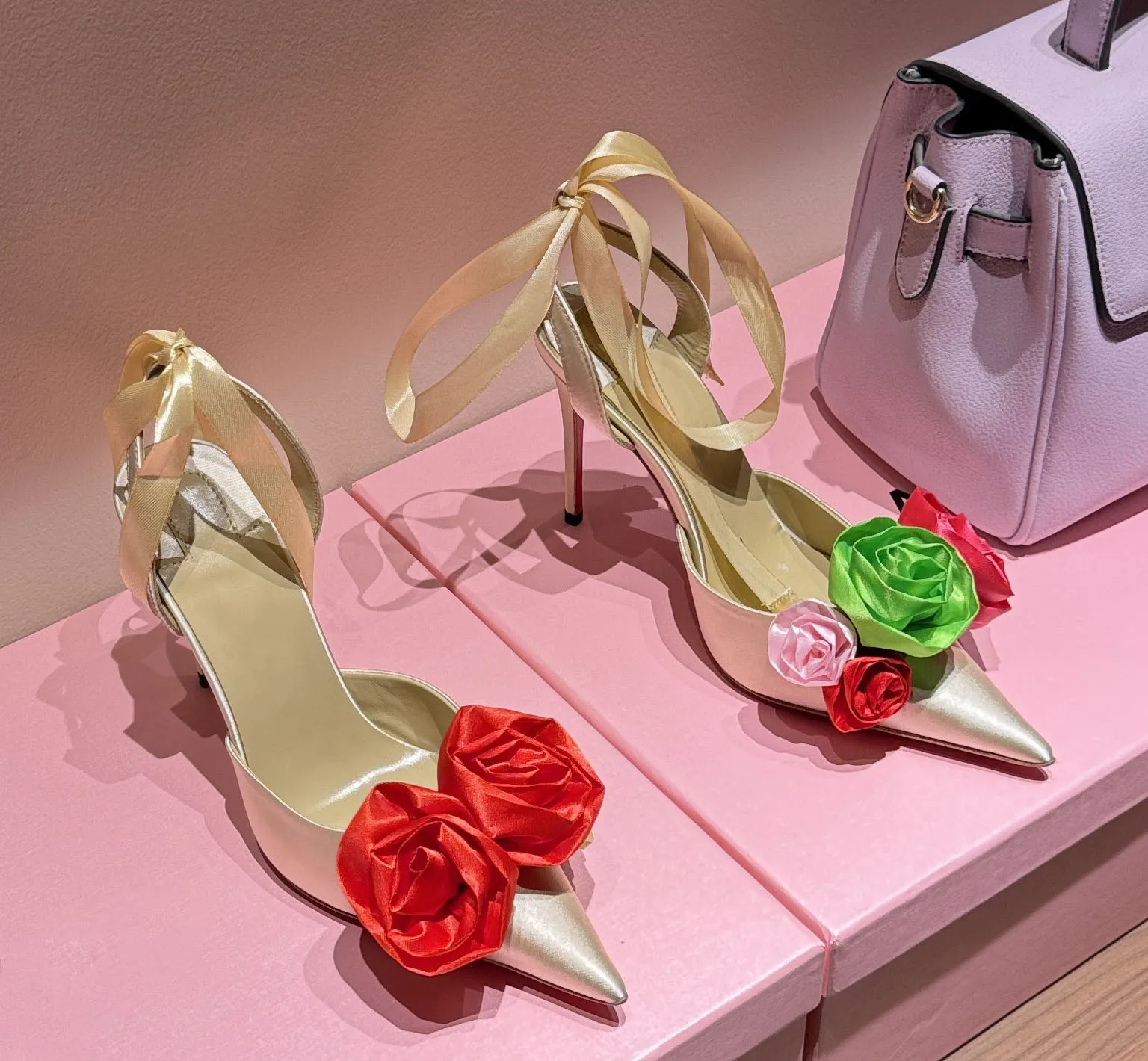 Neue Damen-Sandalen mit spitzer Zehenpartie, schmalem Absatz und Fersenriemen, modische Rosenblüten-Sandalen in Übergrößen