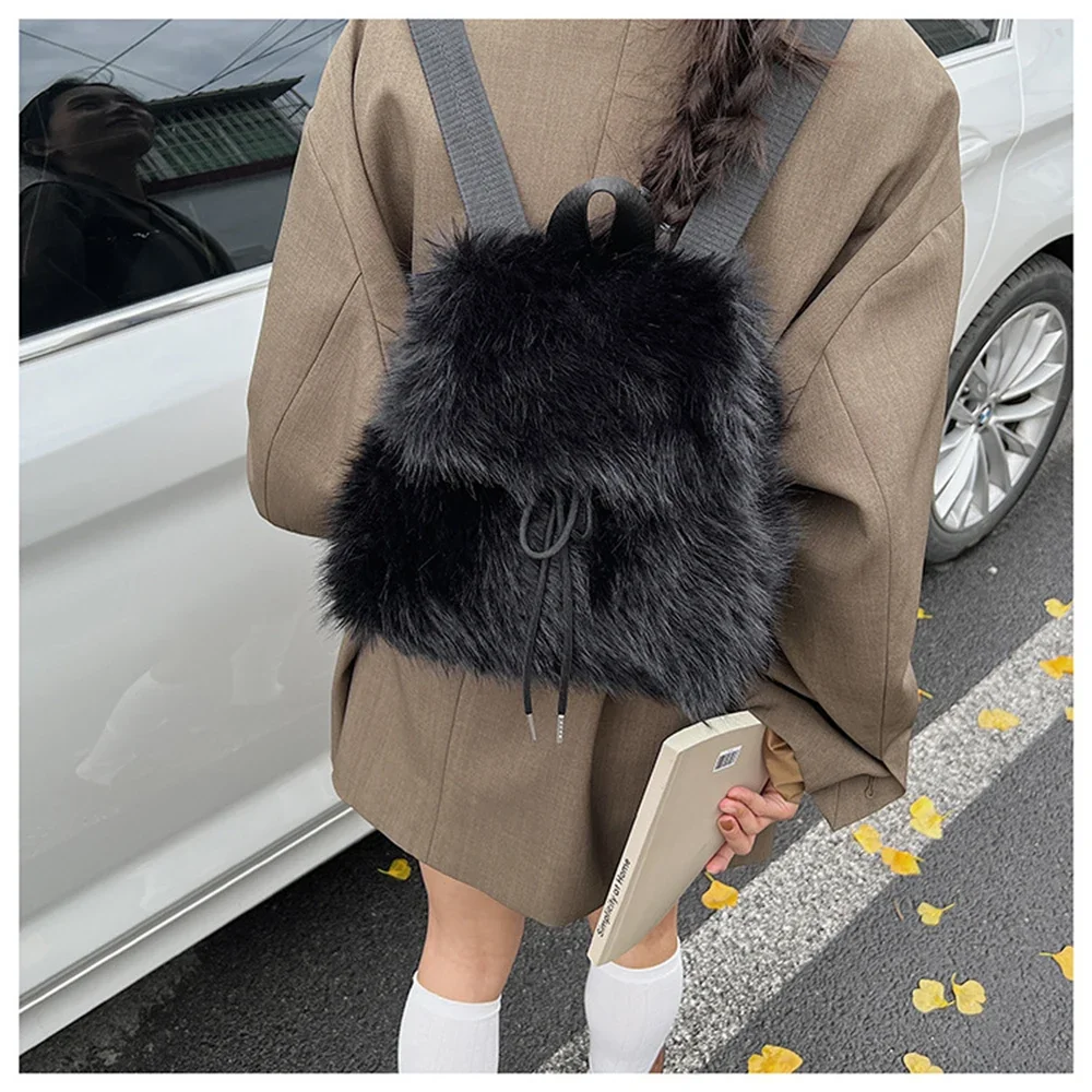 حقيبة ظهر نسائية قطيفة لخريف 2025 موضة جديدة غير رسمية أنيقة وبسيطة حقيبة سفر متعددة الاستخدامات للتنقل بحزام مزدوج حقائب نسائية