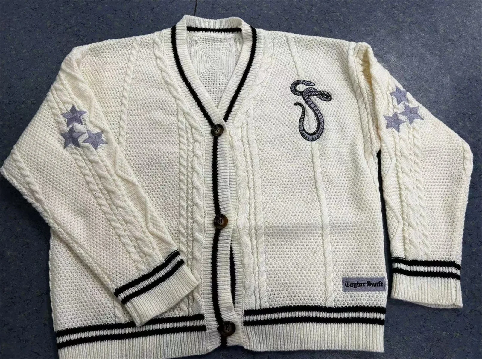 Cárdigan de punto con manga acampanada, suéter de punto con botones y cuello en V bordado de estrella de serpiente, color negro, Otoño e Invierno ﻿ Outfi