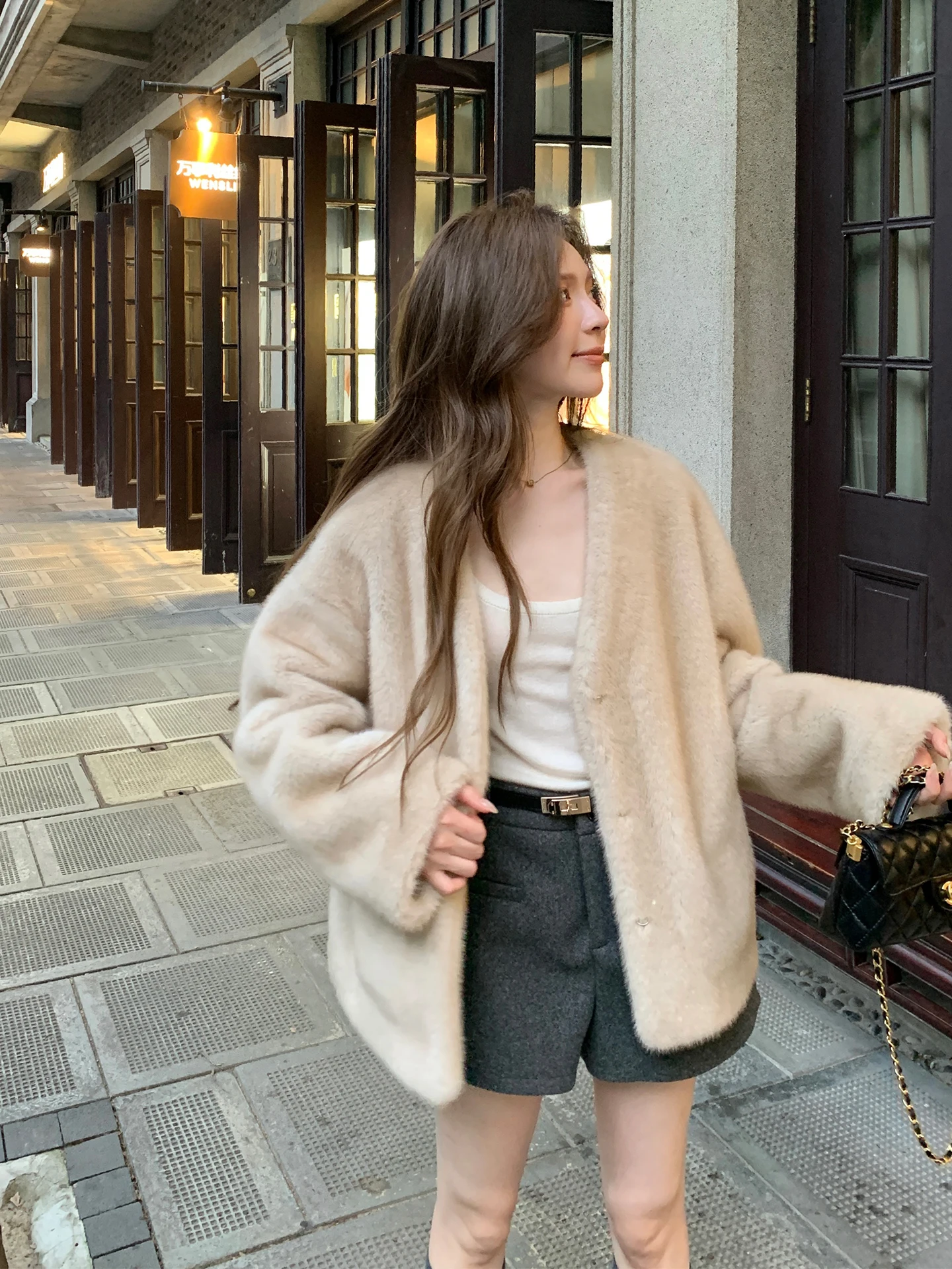 

Экологичная женская шуба из искусственного меха, имитирующая цельную шкуру, с длинными рукавами, V-образным вырезом, комфортная, теплая, ветрозащитная, приталенного кроя, зимняя верхняя одежда