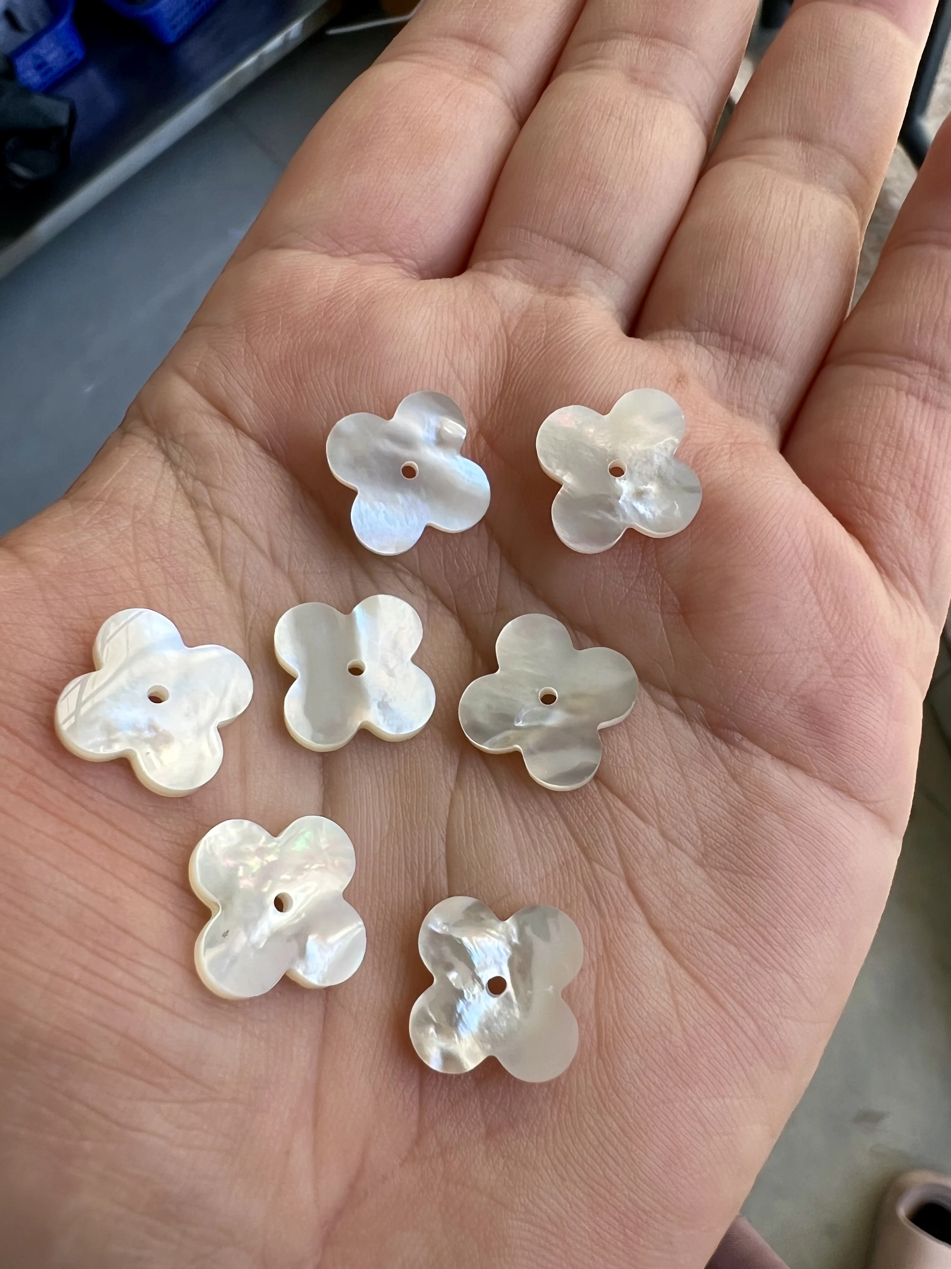 50PCS/Bag Natural 13x13x2mm White Shell Stone Mother of Pearl With Center Hole Black Four Leaf Clover VC Gemstone