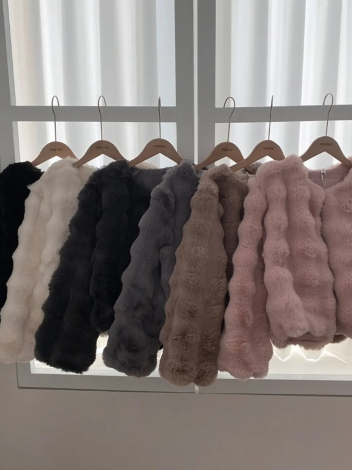 معطف فرو قصير شتوي للنساء بأسلوب كوري دافئ من الفرو الصناعي الفاخر ذو إحساس راقٍ وأناقة نسائية