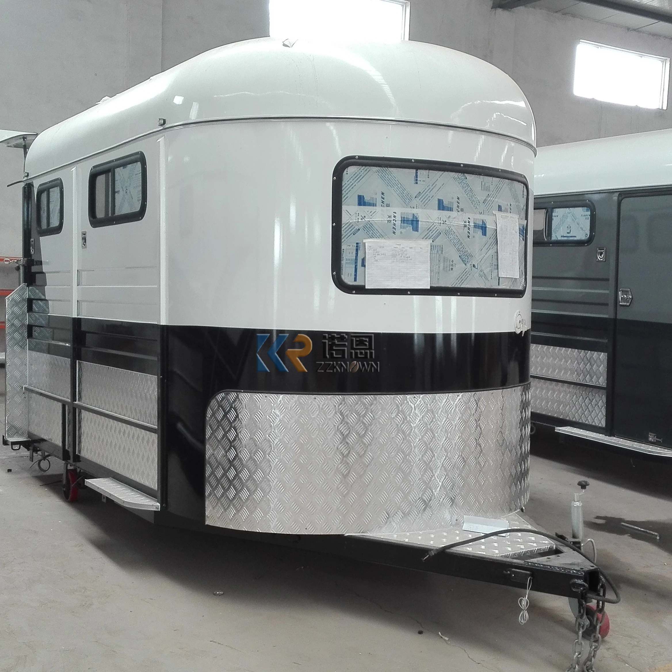 2 Horses Angle Load Horse Trailer with Standard Configuration Transportation Horse Floats Truck Europe