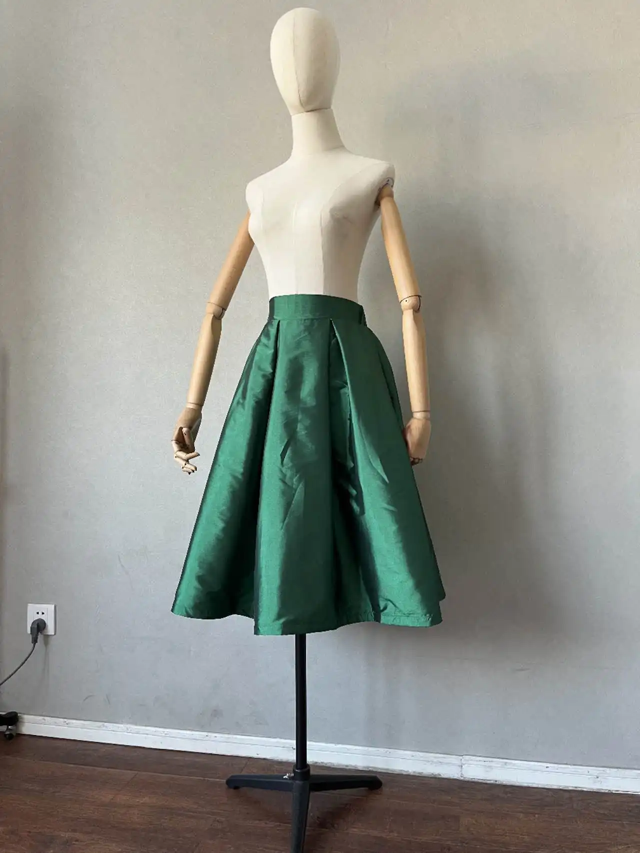 Green Satin Women Skirt Graceful Customized Pleated Knee Length Short Mini Skirts Female Formal Occasion Summer Skirt Zipper