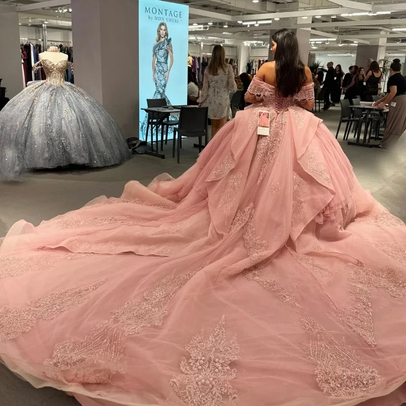 فساتين Quinceanera الفاخرة من FURSTENBERG باللون الوردي للأطفال وخرز كيب وشرابات وكشكشة ذيل ملكي فيستدوس دي 15 أنوس مخصصة #3