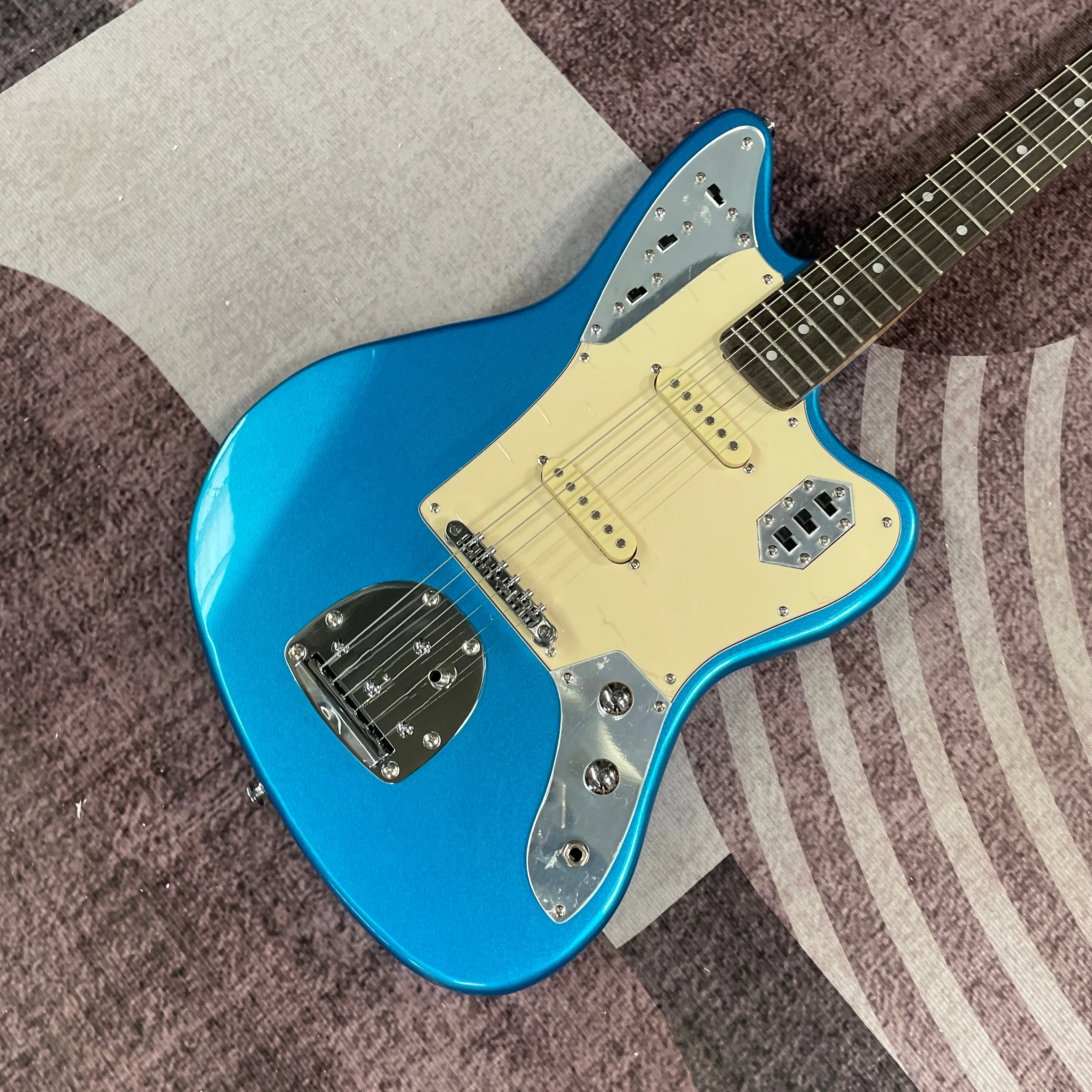 

6-струнная электрогитара с синим металлическим покрытием, электрогитары с кремовым пикгардом, электрогитара с серебристой фурнитурой