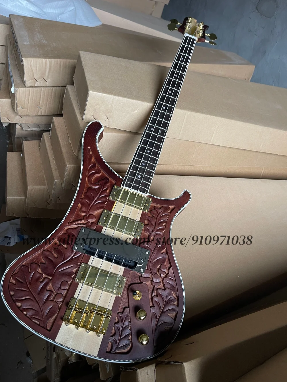 

Матовый коричневый бас, 4-струнный бас, выгравированные узоры, кленовый гриф через корпус из пепла, золотой бридж, активный аккумулятор, заводской заказ