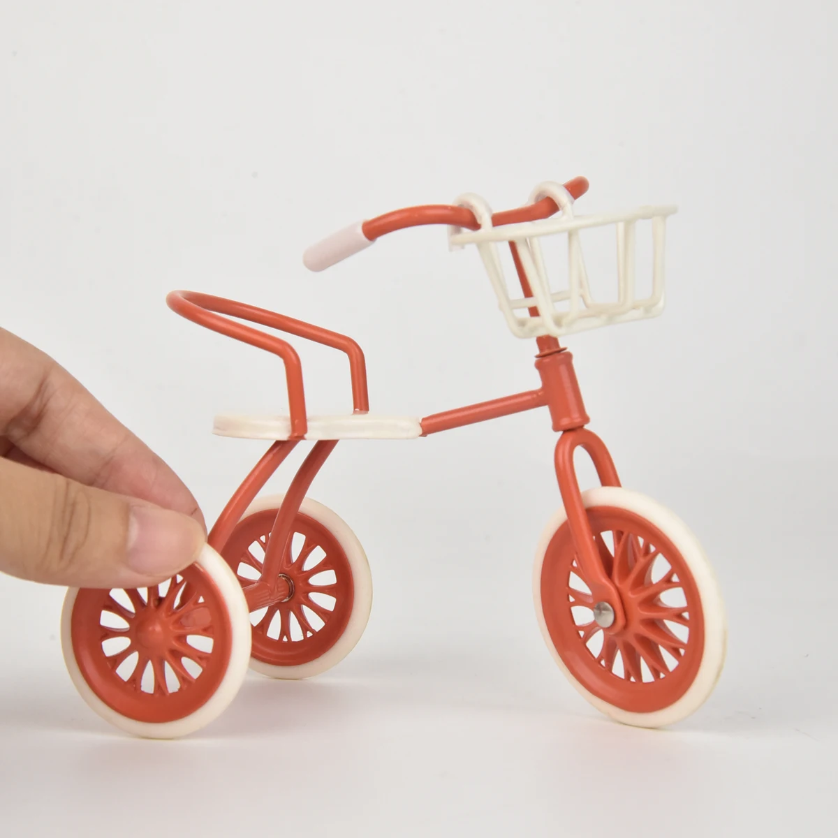 Миниатюрная железная игрушка-трехколесный велосипед, подходящая для украшения кукольного домика Bjd Ob11