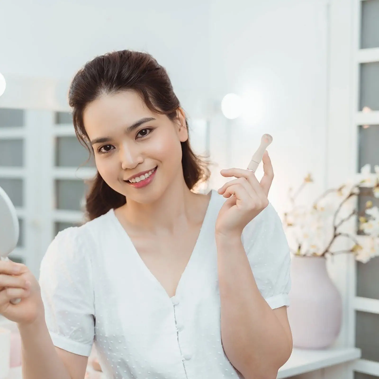 Silicone Cat Claw Lip Brush Cute Paw Design for Smooth Even Application Lidded Reusable Makeup Applicator Portable Lip Gloss and