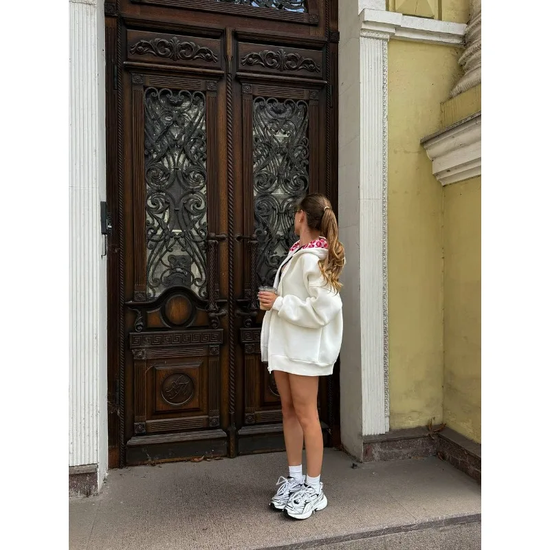 Fashion and Thin, Loose White Bathroom Clothes, Wearing Hats, Women's New Autumn and Winter Warm Long-sleeved Tops and Coats