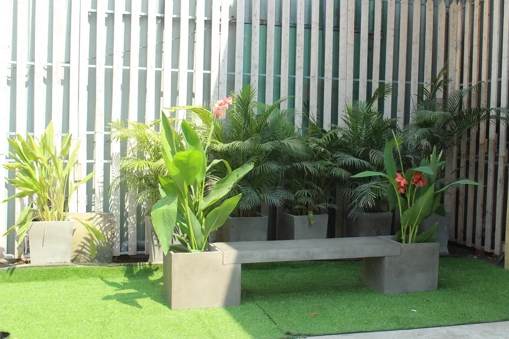 Banc en béton de fibre avec pots de fleurs, chaises de jardin, meubles d'extérieur, idées de meubles en béton bricolage