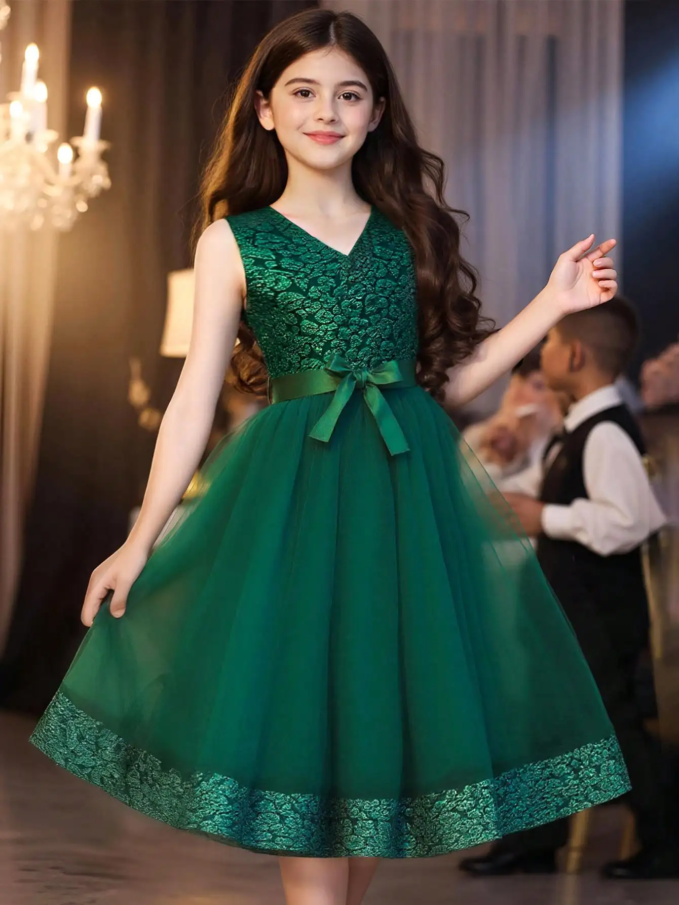 

Изумрудно-зеленое кружевное платье из тюля с атласным бантом для девочек