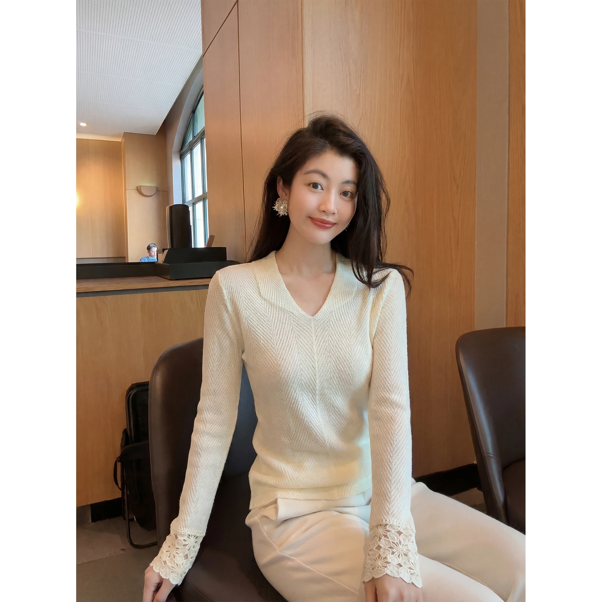 

NCOU Nicole Knitted Base irt Hollow out Design Slimming V-Ne Winter Faionable Ele Women's Woolen Yarn Top