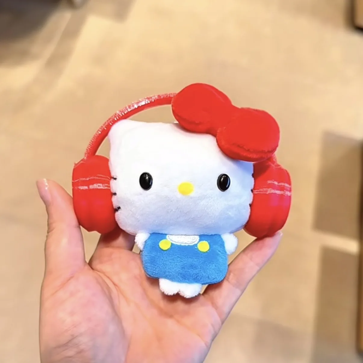 Lindo llavero de peluche con diseño de auriculares de Hello Kitty, mini bolso de gato, accesorio de moda para niñas, adorno, regalo para fans, muñeco de peluche suave.